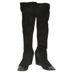 Chanel Schwarze Overknee-Stiefel aus Wildleder mit spitzem Keil und silberner Kette 40,5