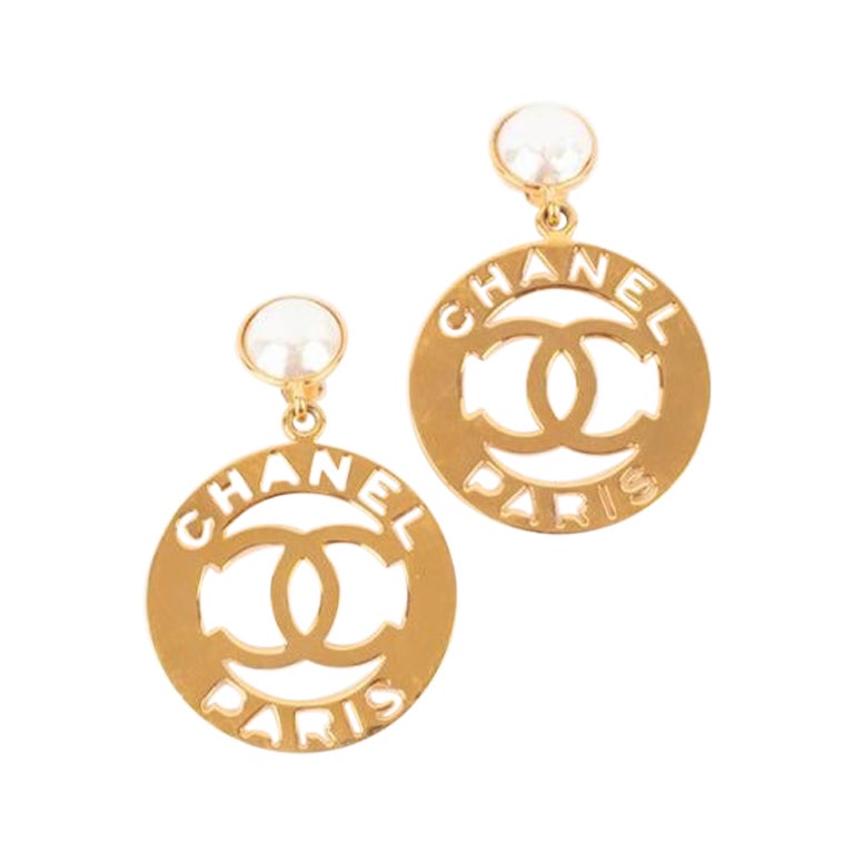 Orecchini Chanel CC in metallo dorato traforato con cabochon di perle in costume