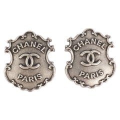 Boucles d'oreilles Chanel représentant une signature, 2014