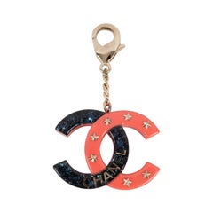 Portachiavi Chanel in bachelite con logo CC, 2017