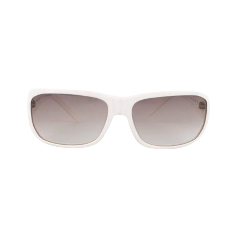 Chanel Weiße Sonnenbrille mit silbernem Metall CC Logo im Angebot