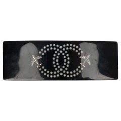 Chanel Pinza para el pelo de baquelita negra con logotipo CC, 2016