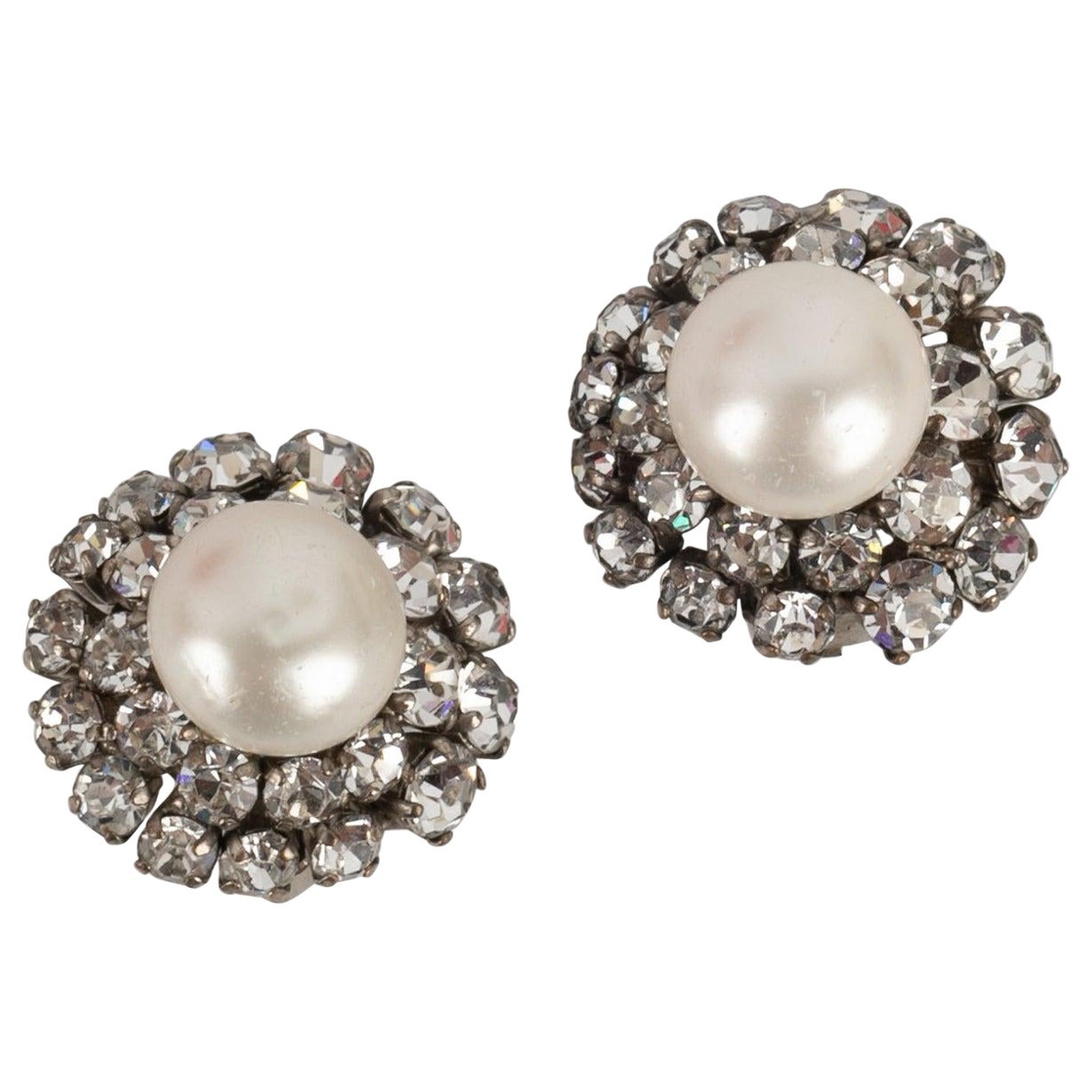 Orecchini in metallo argentato ornati con strass in vendita