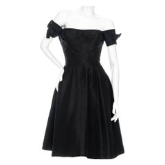 Hattie Carnegie Vintage Fit and Flare Shoulder-Bow Cocktailkleid (1950er Jahre)