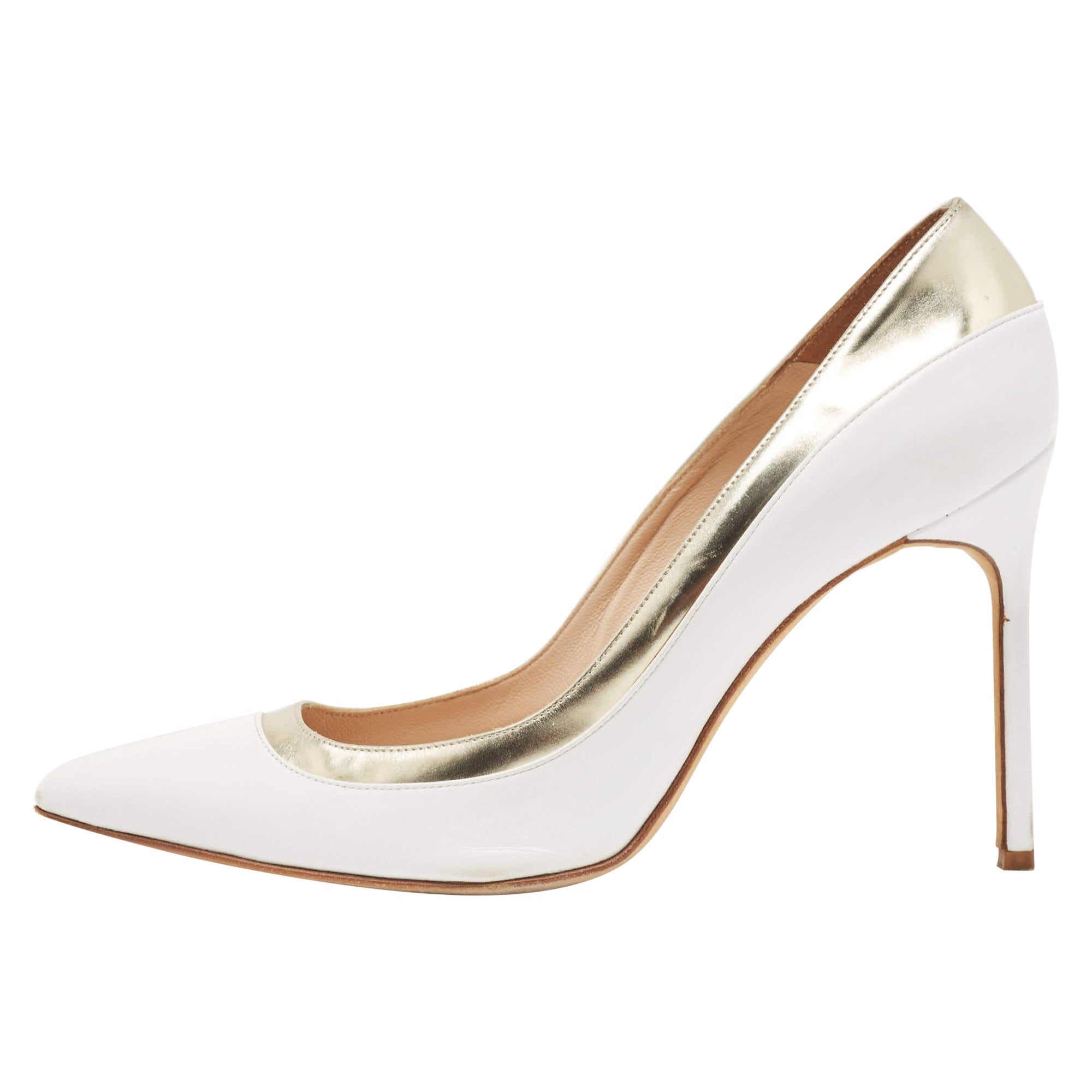 Manolo Blahnik White/Gold Leather Pointed Toe Pumps Size 40 For Sale