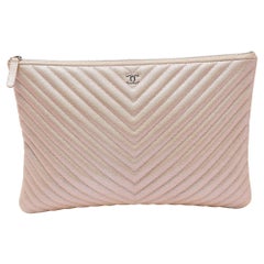 Chanel - Grande pochette à fermeture éclair O-Case en cuir caviar à chevrons beige perlé