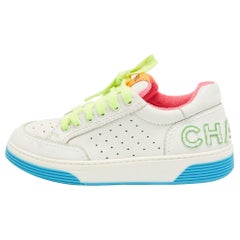 Baskets basses Chanel en cuir blanc/neon avec logo, taille 37