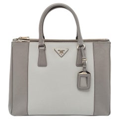 Prada Fourre-tout gris bicolore en cuir Saffiano avec double fermeture éclair