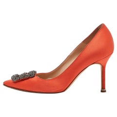 Manolo Blahnik Orangefarbene Hangisi-Pumps aus Satin Größe 37