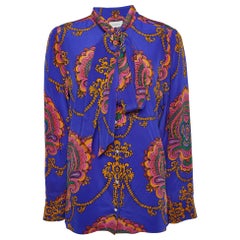 Blaue Seidenbluse mit Paisleymuster und Knopfleiste vorne von Gucci M