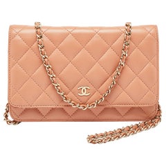 Chanel - Portefeuille Classic en cuir matelassé rose pêche sur chaîne 