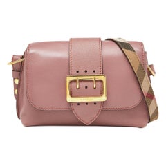 Bolso cruzado pequeño de piel rosa rubor con hebilla de Burberry