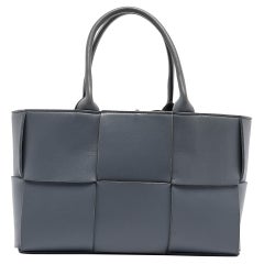 Bottega Veneta Asche Blau Intrecciato Leder Medium Arco Tote aus Asche Medium