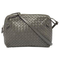 Bottega Veneta Bolso Crossbody Nodini de Piel Intrecciato Gris