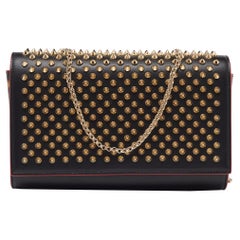 Christian Louboutin Paloma Clutch aus schwarzem Leder mit Spikes Kette