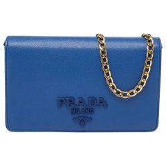 Prada Portemonnaie aus blauem Saffiano-Leder an Kette