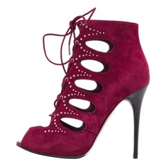 Alexander McQueen Botines de ante morado recortados con tachuelas Talla 37