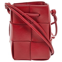 Bottega Veneta Rote Intreccio Mini Cassette Bucket Bag aus Leder