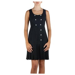 1990S Chanel Vestido de crepé de seda y rayón negro con botones con logotipo de madreperla