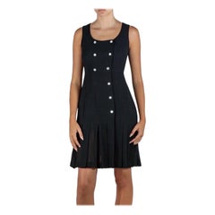 1990er Chanel Schwarzes Kleid aus Viskose und Seidenkrepp mit Perlmutt-Logo-Knöpfen