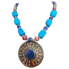 LB propose un collier vintage de perles incrustées tibétaines avec pendentif turquoise
