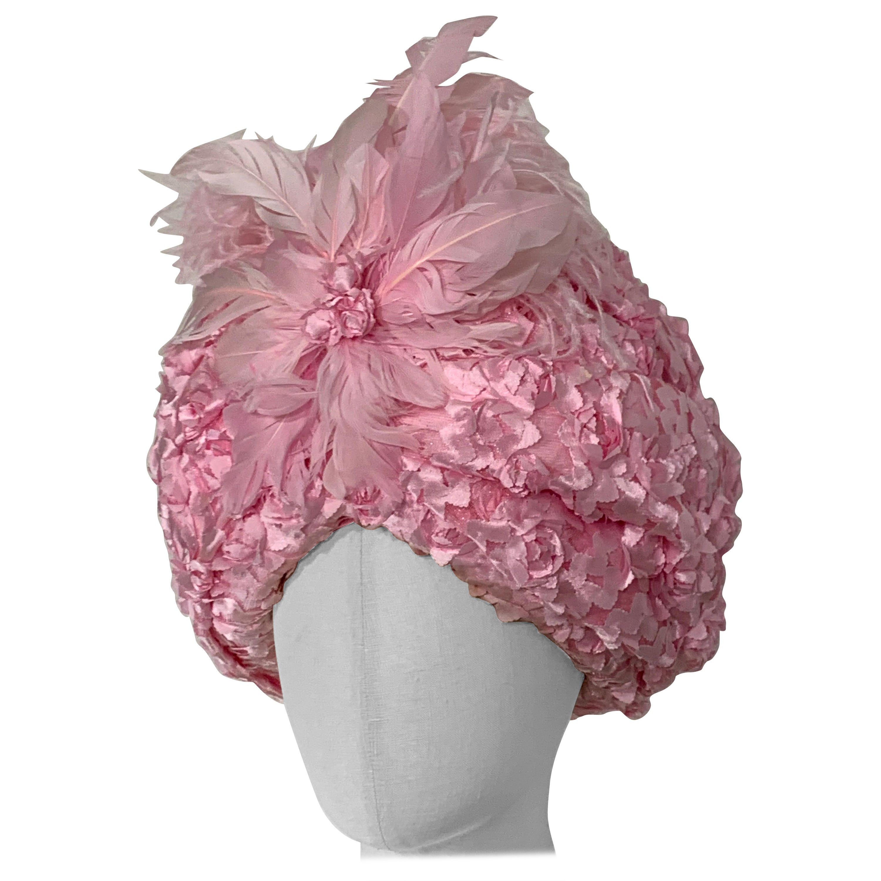 Turbante rosa garofano di qualità Couture con petali applicati 3-D e fiore di piume in vendita