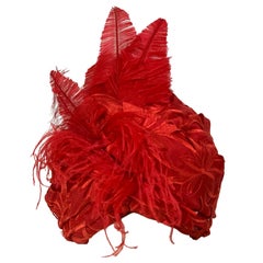 Suzanne Couture Millinery Cardinal - Turban à œillets en dentelle rouge avec plumes, fabriqué sur mesure
