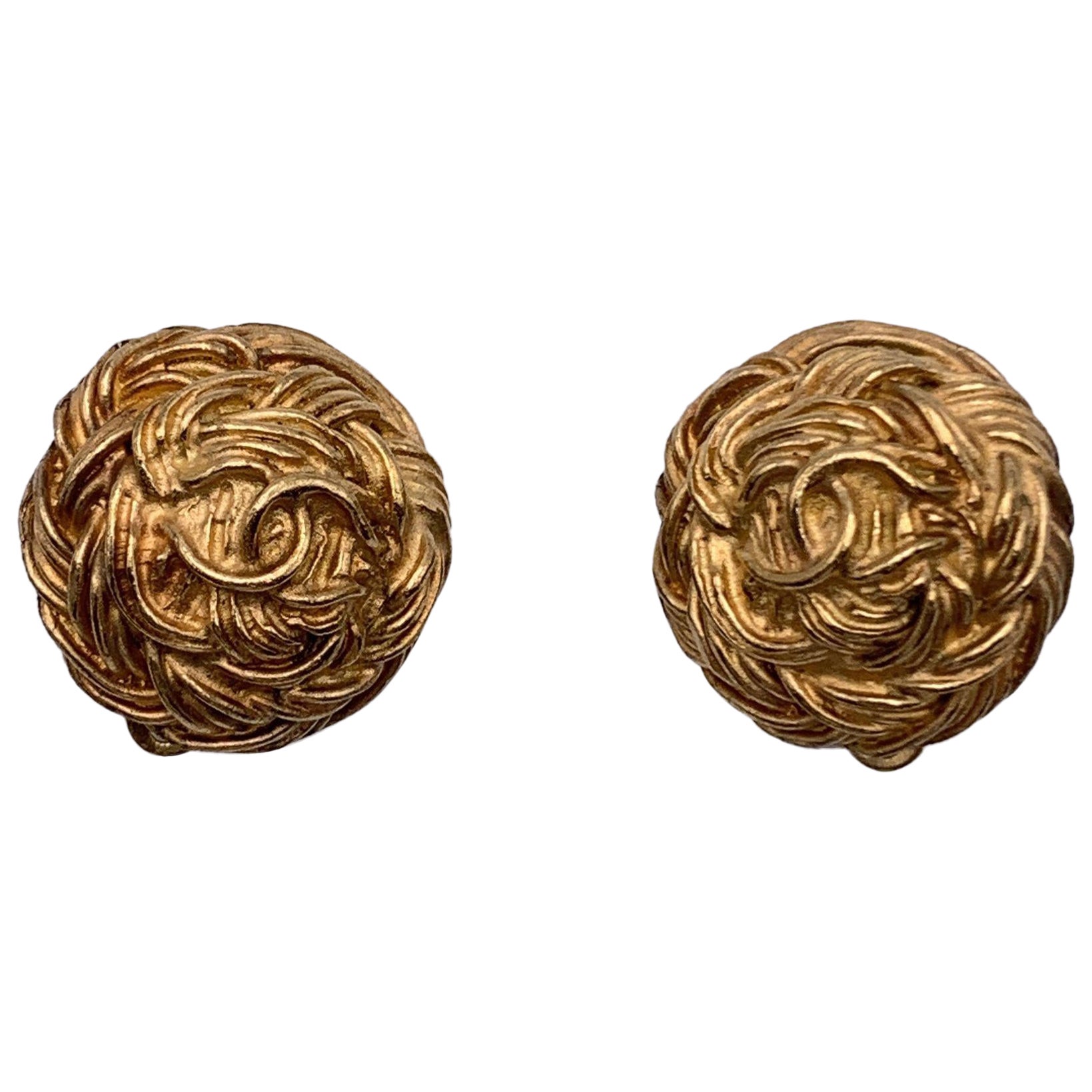 CHANEL 26S DOUBLE C LOGO VINTAGE ROPE BORDER STUD EARRINGS IN GOLD METAL 633329