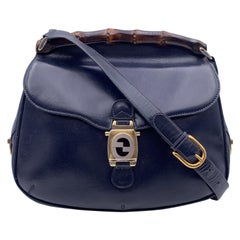 Gucci Vintage Marineblaue Vintage-Umhängetasche aus Leder und Bambus mit Klappe