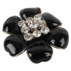 Broche Chanel Camelia con pasta de vidrio negra y brillantes, 1995