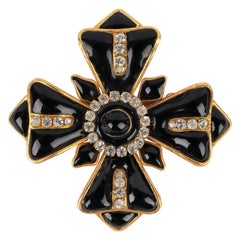 Broche Chanel en pâte de verre noire et strass