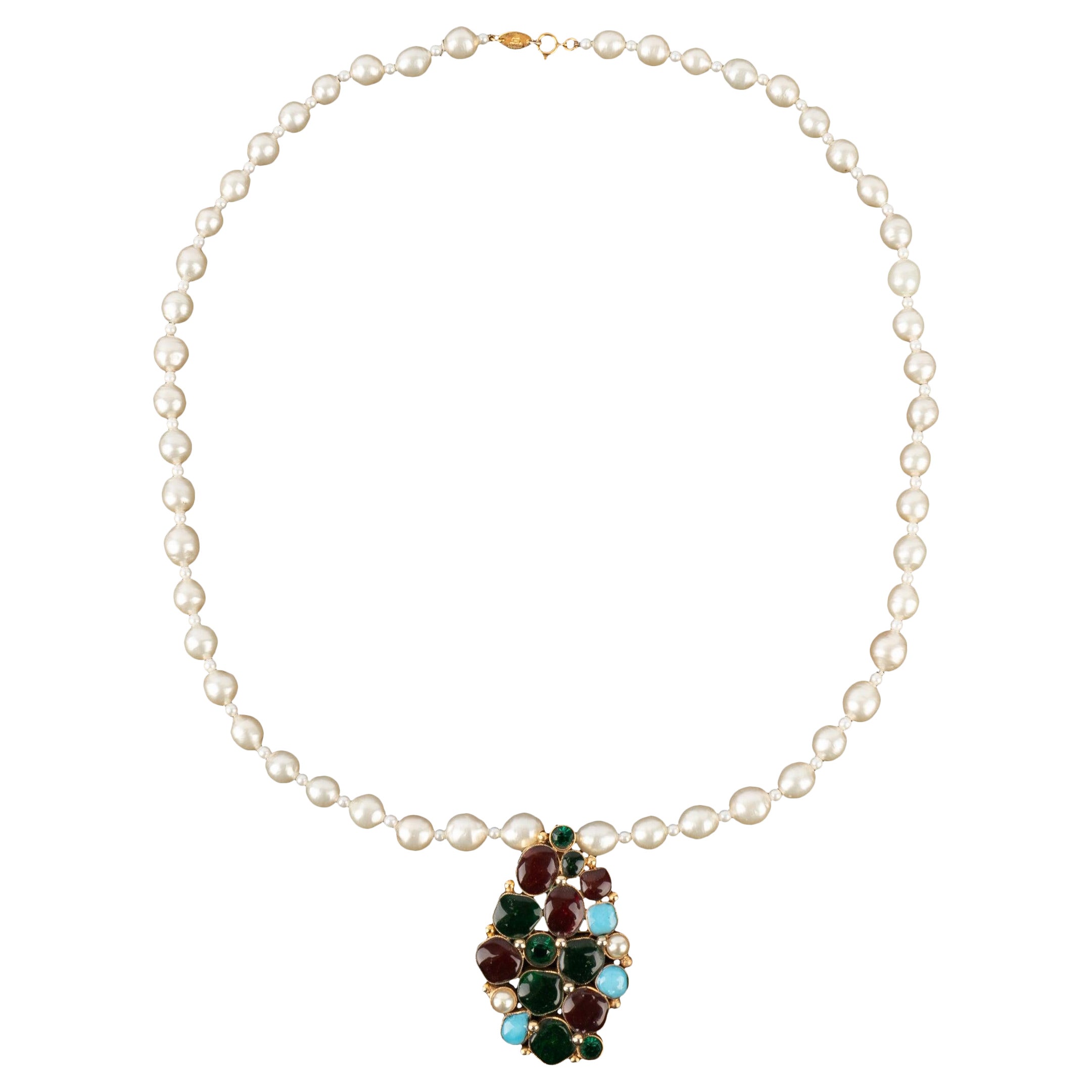 Chanel Costume Collana di perle con spilla in pasta di vetro multicolore