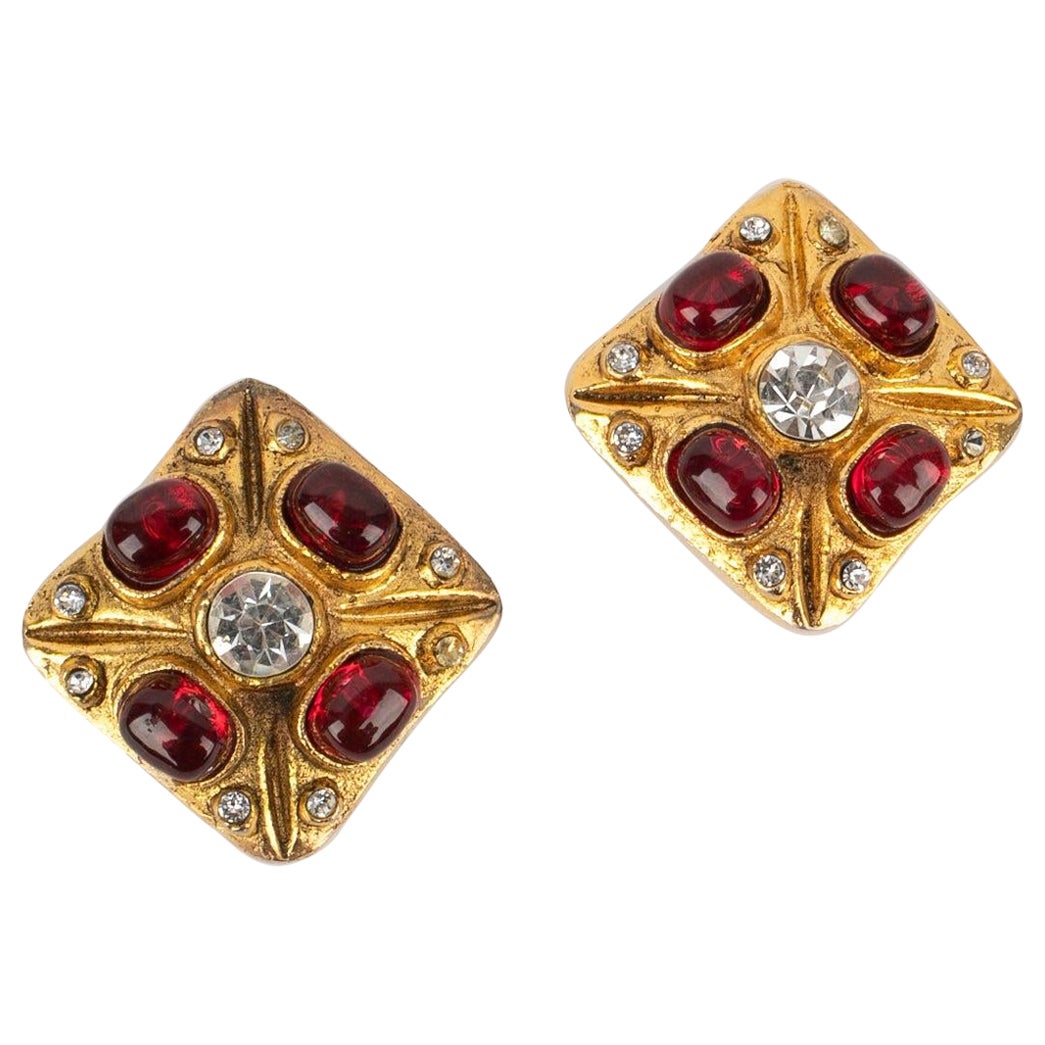 Orecchini Chanel con pasta di vetro rossa e strass