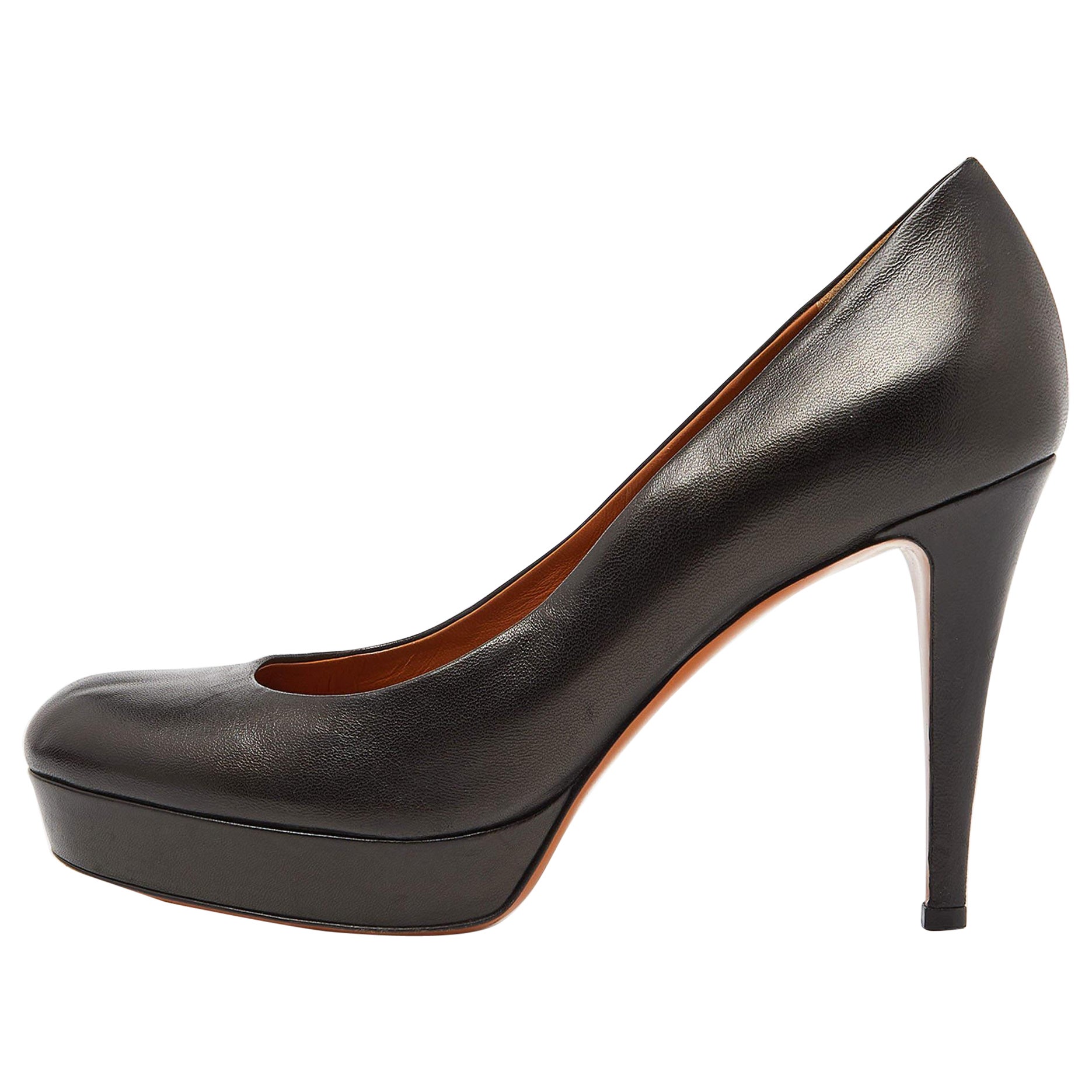 Schwarze Gucci Plateau-Pumps aus Leder mit runder Zehe Größe 37,5 im Angebot