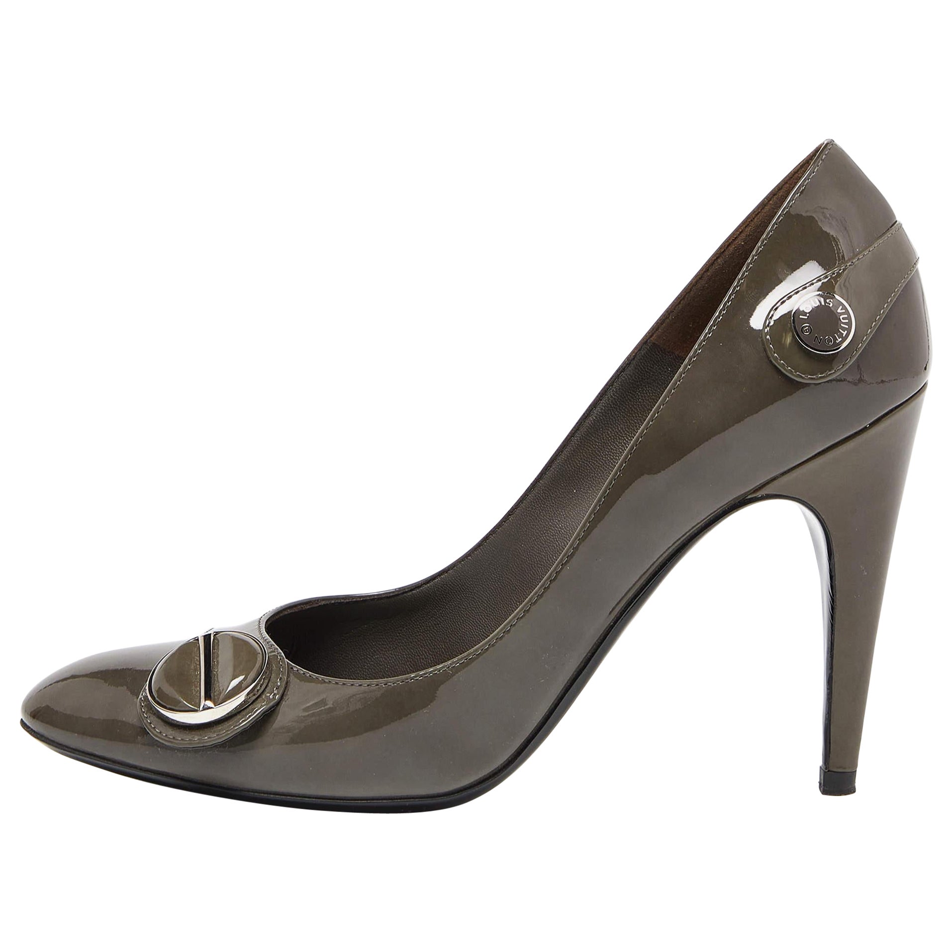 Escarpins en cuir verni gris Louis Vuitton, taille 38