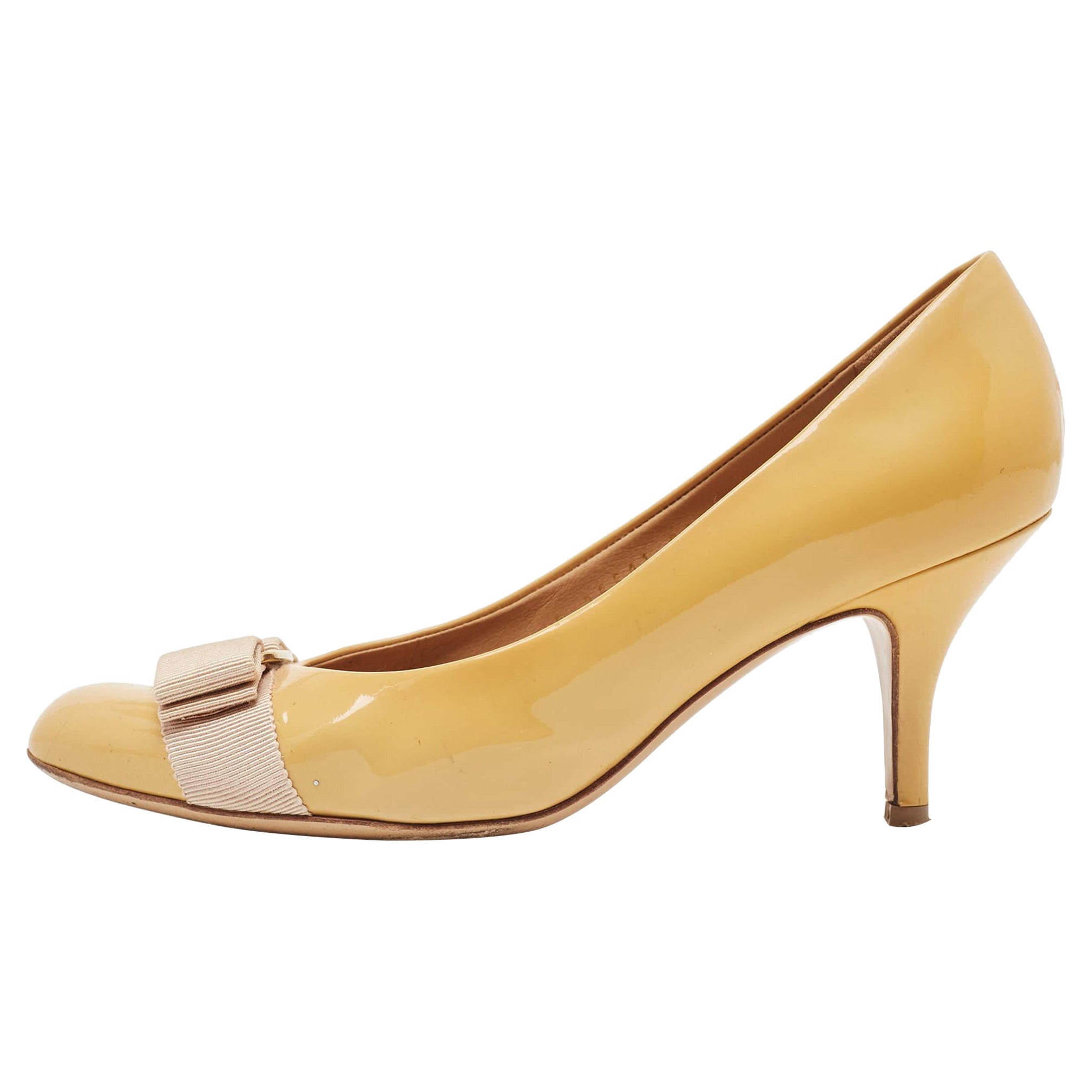 Salvatore Ferragamo Beige Lackleder Vara Pumps mit Schleife mit Blockabsatz aus Lackleder Größe 36,5