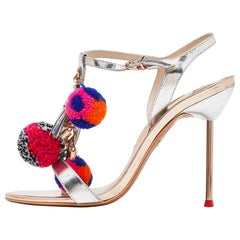 Sophia Webster Sandalias con tira en T de piel laminada plateada Layla Pom Pom Talla 37.5