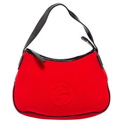 Giorgio Armani Rote Hobo-Tasche aus Neopren und Lackleder