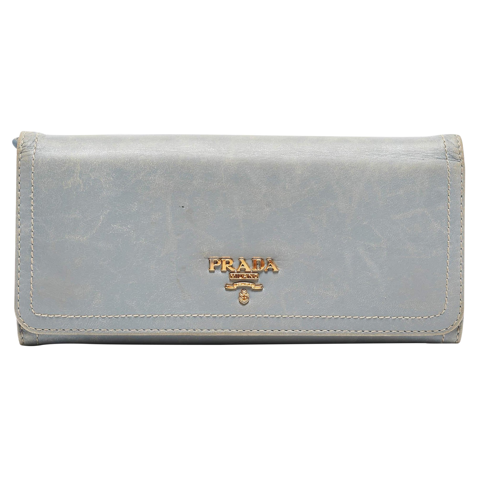 Prada Hellblaues kontinentales Portemonnaie aus Leder mit Logo-Klappe