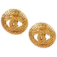 Vintage Chanel Season 29 Gold Tone Textured Basket Weave 'CC' Clip On Earrings 2