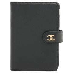 Copertina del taccuino in pelle con logo Chanel CC