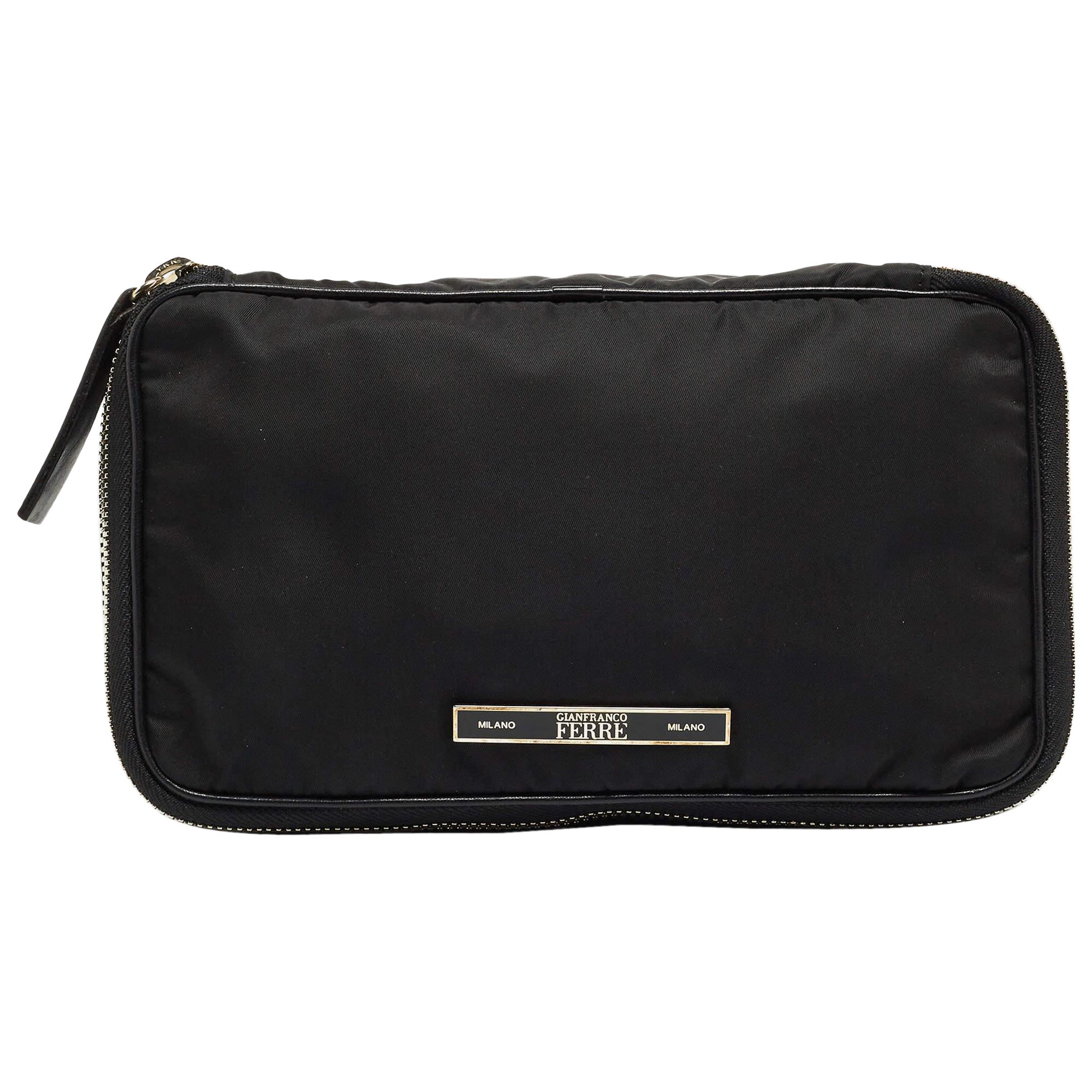 Gianfranco Ferre - Pochette zippée en nylon noir en vente