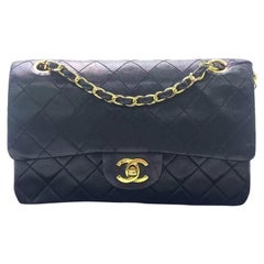 Chanel Classic Flap Small in pelle di agnello nera con finiture in oro 24k