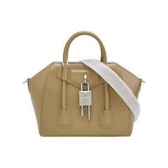 Givenchy Antigona Lock Mini sac à poignée en cuir lisse beige avec lanière