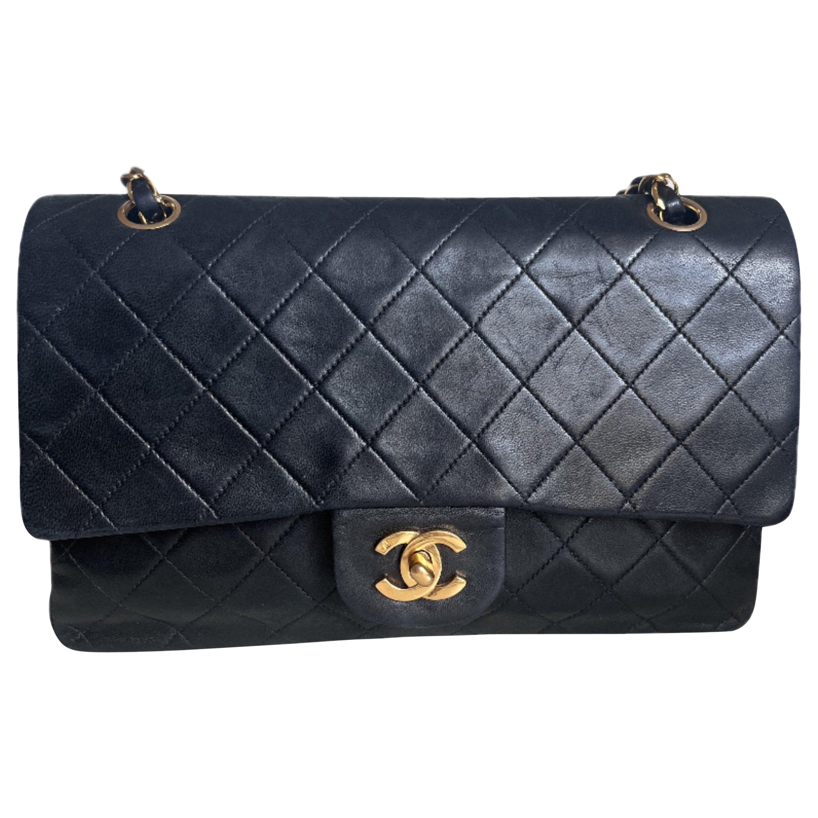 Chanel Classic Flap Vintage en cuir d'agneau noir avec accessoires en or 24k