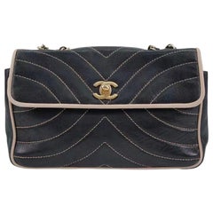 Chanel - Sac à rabat à chevrons en cuir d'agneau matelassé et ornements en métal doré