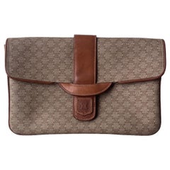 Pochette enveloppante Celine en monogramme Brown
