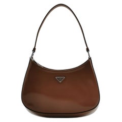 Prada Cleo Umhängetasche aus gebürstetem Leder, karamellbraun