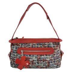 Chanel - Sac à bandoulière en tweed avec breloque en forme de trèfle rouge