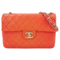 Chanel Classic Flap Maxi Cuir rouge Logo CC géant plaqué or 24k